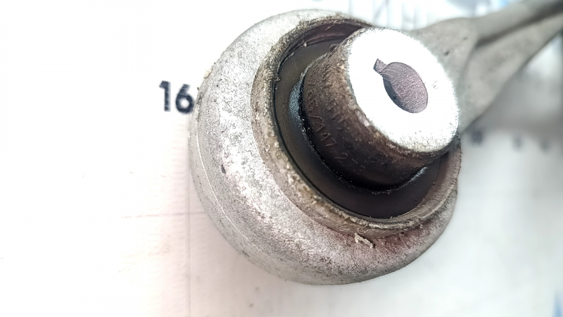 Front left axle trunnion of an Audi Q7 16-26 with arms, torn silent blocks