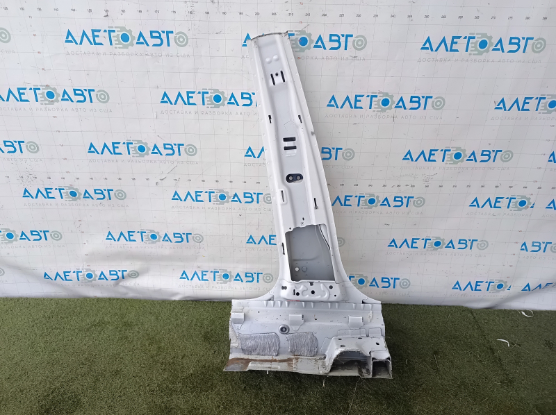 The central left body pillar of the Audi A4 B9 17-25 was sawed off, non-standard cut