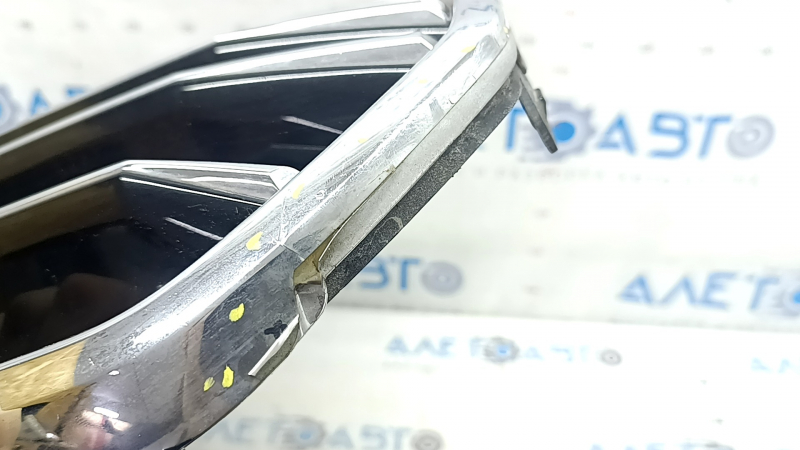 Complete radiator grille for an Audi A6 C7 2016-2018, with the "quattro" emblem, gloss black + chrome, for parking sensors, chrome trim, non-factory holes