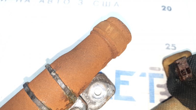 The left side curtain airbag of a BMW 3 G20 19-26 is covered in soot and has a rusty squib.