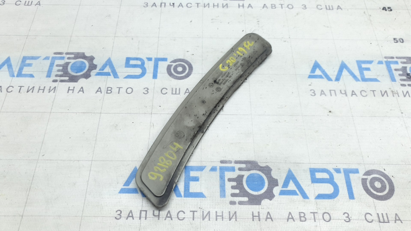 The front bumper reflector, left, BMW 3 G20 19-26, is worn out.