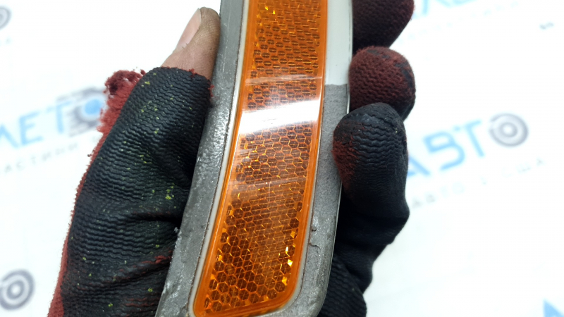 The front bumper reflector, left, BMW 3 G20 19-26, is worn out.