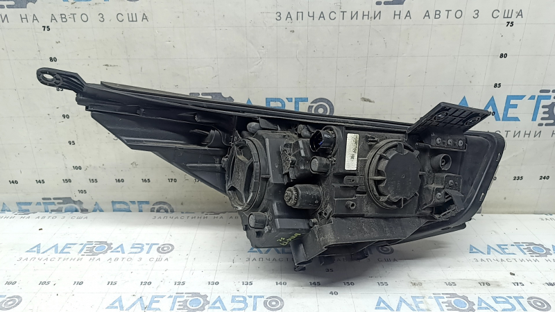 Left front headlight assembly for Kia Niro 17-19 HEV, PHEV, with bracket, halogen, LED DRL, seal peeled off