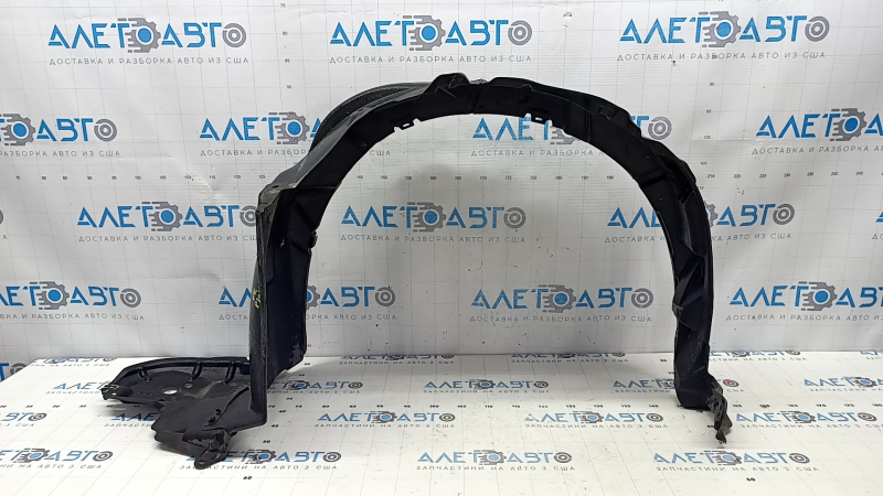 The front left fender liner of a Toyota Prius 30 10-15 is torn.