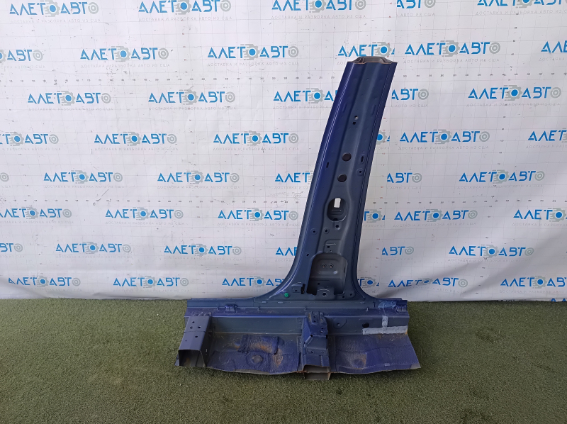 The right central body pillar of a Hyundai Tucson 22-26 was sawed off.