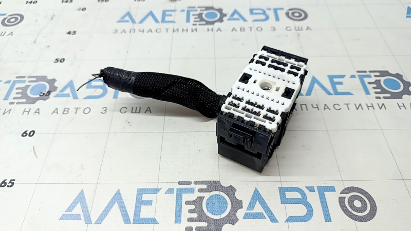 The Jeep Grand Cherokee WL 23-24 PHEV black underhood fuse box connector