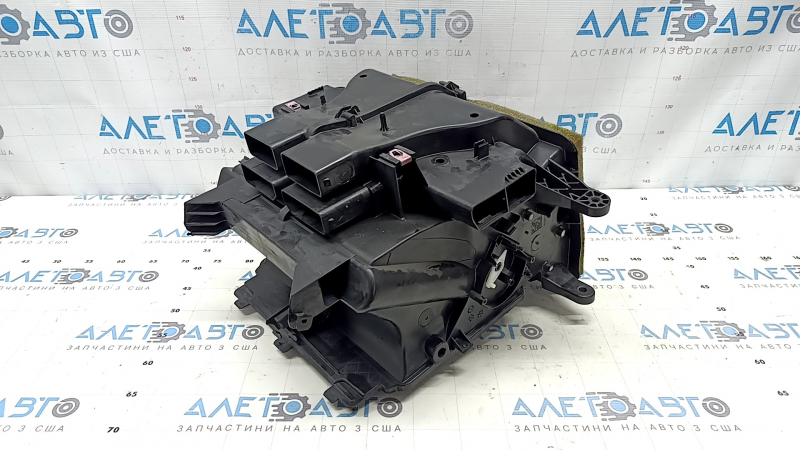The bare heater housing of a Jeep Grand Cherokee WL 22-26 air conditioner for 3 zones, without actuators.