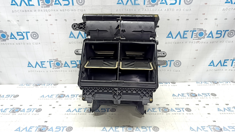 The bare heater housing of a Jeep Grand Cherokee WL 22-26 air conditioner for 3 zones, without actuators.