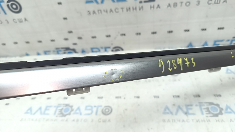 Kia Sportage 23-26 chrome center front left door molding, dents