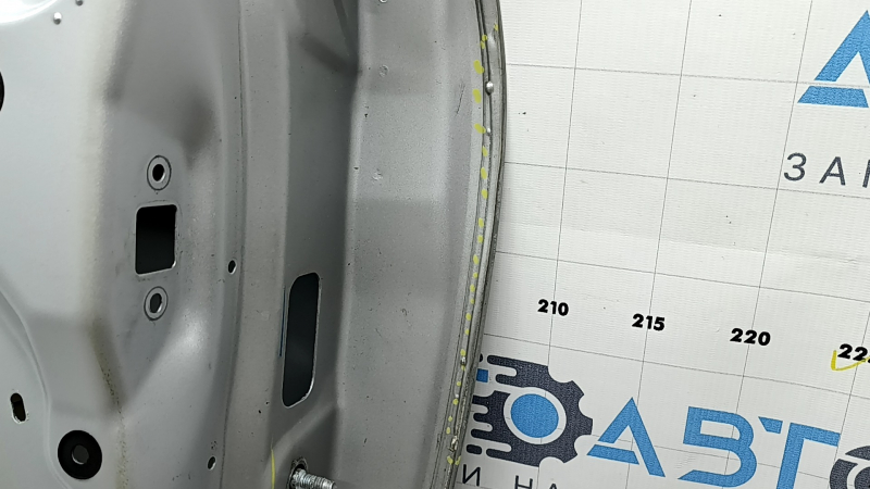 The front left door of an Infiniti QX50 19-25 silver K23 is bare, dents, and the sealant has peeled off.