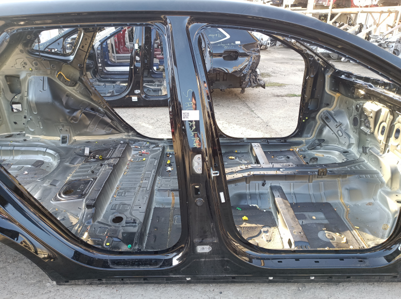The central right body pillar of the Kia Sportage 23-26 HEV on the body