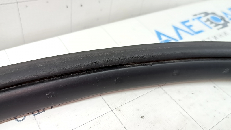 Jeep Grand Cherokee WK2 11-22 front left door seal is worn