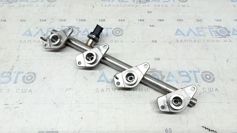 Mercedes H247 GLA 20-26 M260 fuel rail with sensor