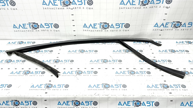 Upper front right door molding Ford Fusion mk5 13-16 chrome with glass seal, worn