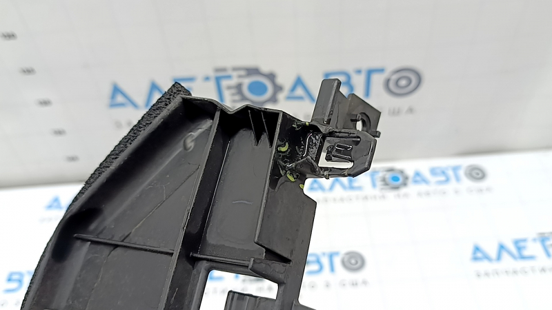 The lower radiator deflector of the Lexus CT200h 14-17 is broken and the fasteners are dented.