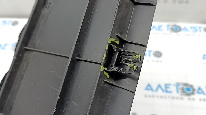 The lower radiator deflector of the Lexus CT200h 14-17 is broken and the fasteners are dented.