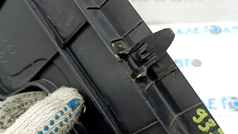 The lower radiator deflector of the Lexus CT200h 14-17 is broken and the fasteners are dented.