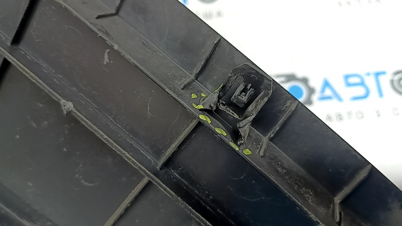 The lower radiator deflector of the Lexus CT200h 14-17 is broken and the fasteners are dented.