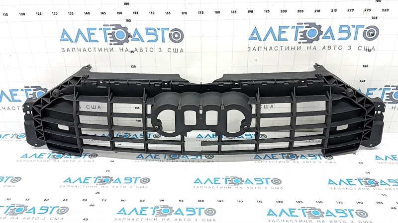 The grille frame of the Audi Q3 19-24 S-Line is broken.