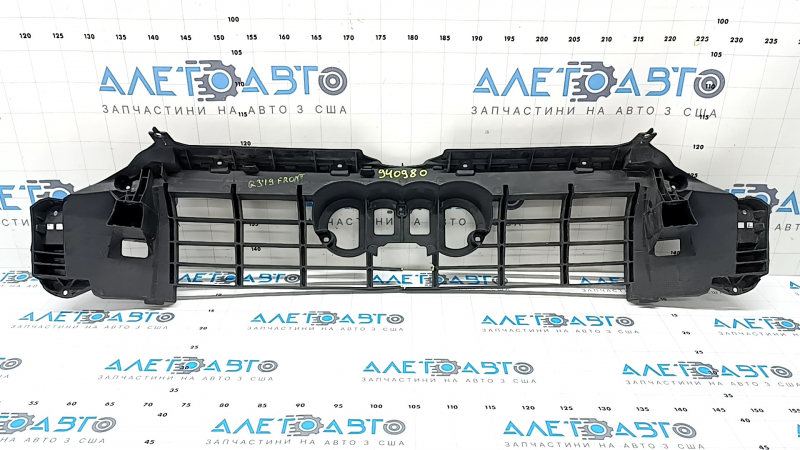 The grille frame of the Audi Q3 19-24 S-Line is broken.