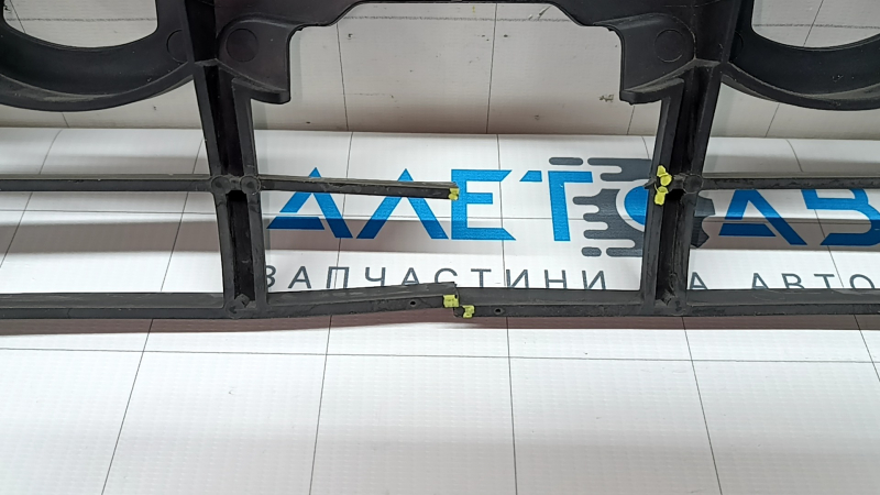 The grille frame of the Audi Q3 19-24 S-Line is broken.