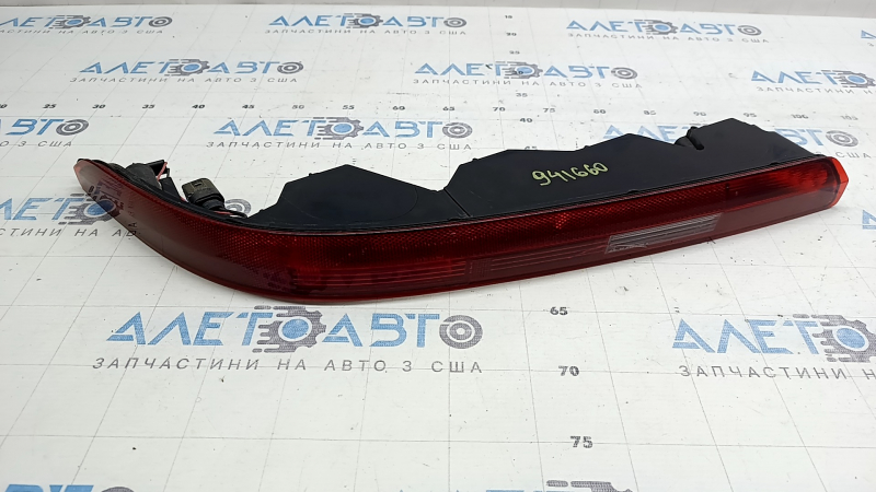 The left rear bumper light of the Audi Q7 16-26 is cracked.