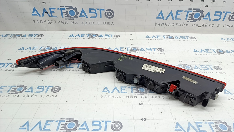 The left rear bumper light of the Audi Q7 16-26 is cracked.