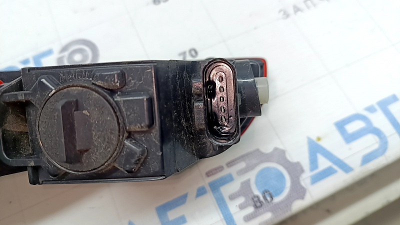 The left rear bumper light of the Audi Q7 16-26 is cracked.