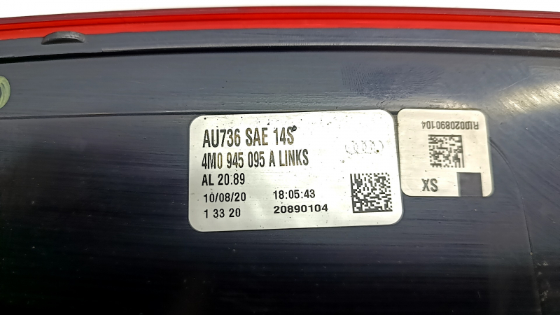 The left rear bumper light of the Audi Q7 16-26 is cracked.
