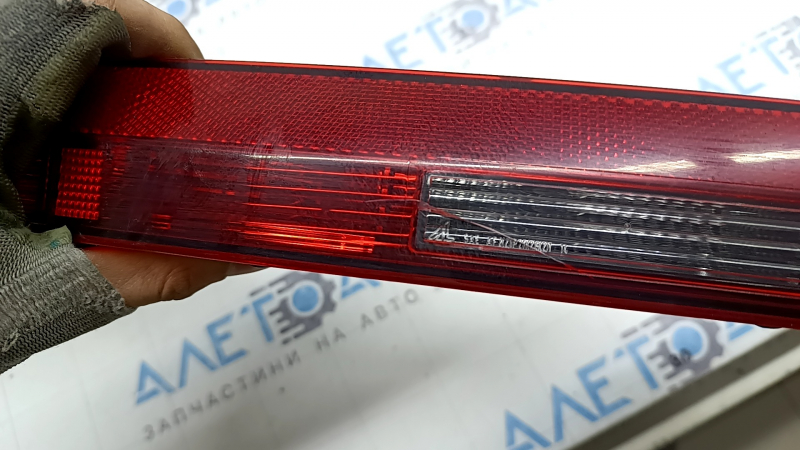 The left rear bumper light of the Audi Q7 16-26 is cracked.
