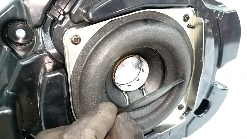 The membrane has come loose on the front left door speaker of the Audi A6 C7 12-18 Bose.