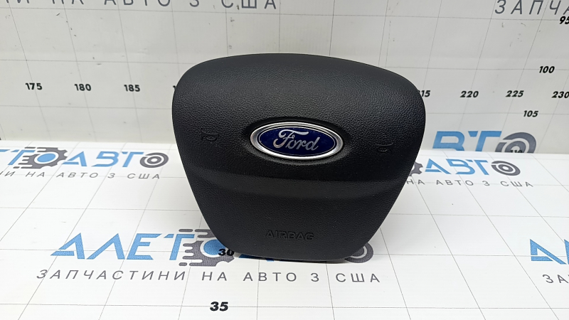The steering wheel airbag on the driver's side of a Ford Escape MK4 20-26 has scratches.