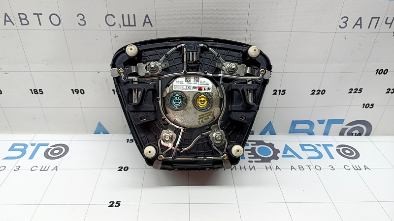 The steering wheel airbag on the driver's side of a Ford Escape MK4 20-26 has scratches.