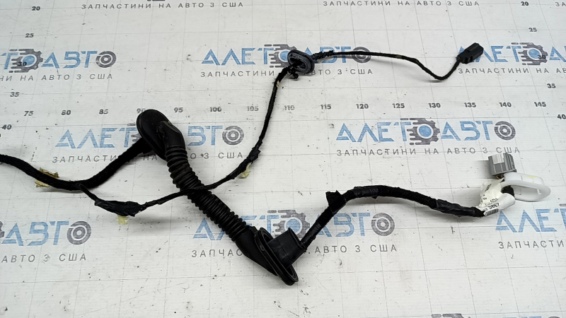 Wiring harness for the right tailgate of a Ford Escape MK4 23-