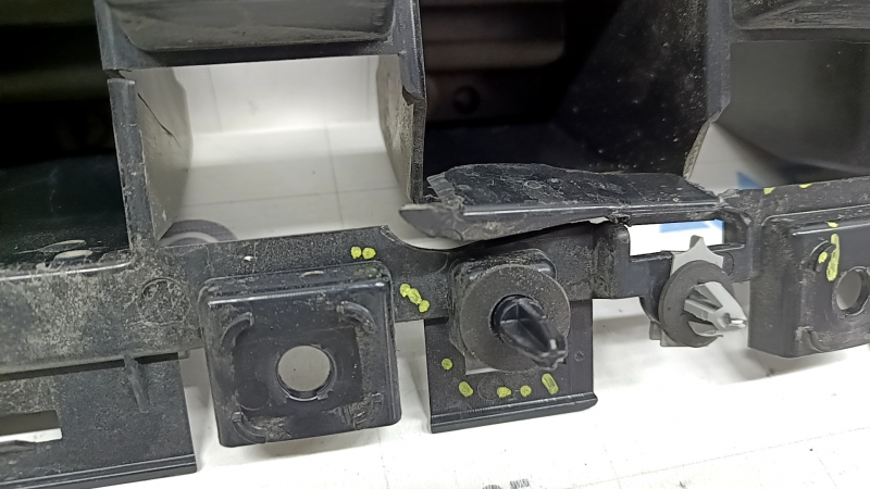 Ford Escape MK4 2020 rear bumper absorber is cracked and broken