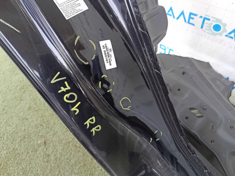 The right central body pillar of a Toyota Camry v70 18-24 is sawn off, with a slope, pokes