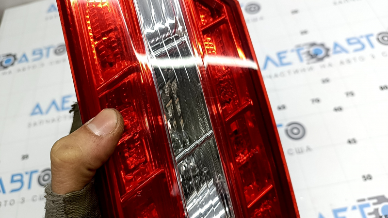 Left inner trunk lid light for Toyota Avalon 13-15 (scratches)