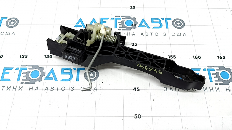 The rear left door handle mechanism of the Kia K5 21-24 has broken fasteners.