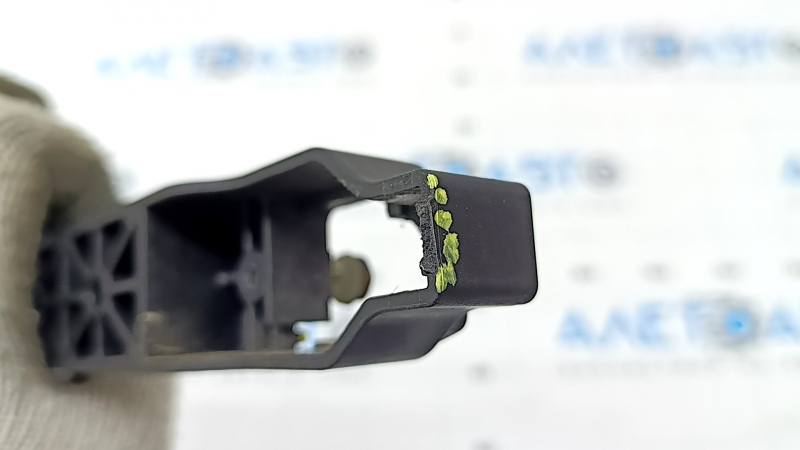 The rear left door handle mechanism of the Kia K5 21-24 has broken fasteners.