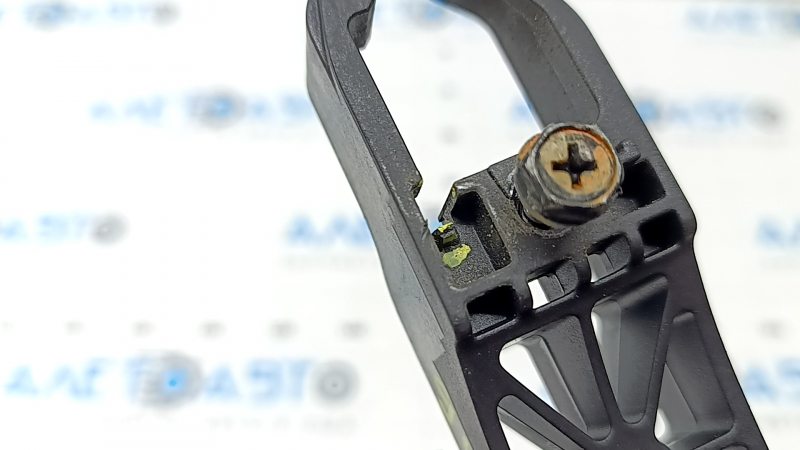 The rear left door handle mechanism of the Kia K5 21-24 has broken fasteners.