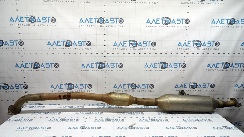 The exhaust pipe with the catalytic converter of the Toyota Avalon 13-17 2.5 hybrid is dented.