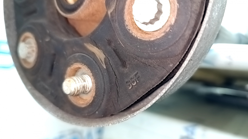 VW Tiguan 09-17 cardan shaft, microcracks in the suspension and front coupling, torn rear coupling