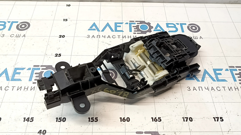 The rear left door handle mechanism of a Volvo XC60 18-26 for keyless entry and lighting, the latch is broken