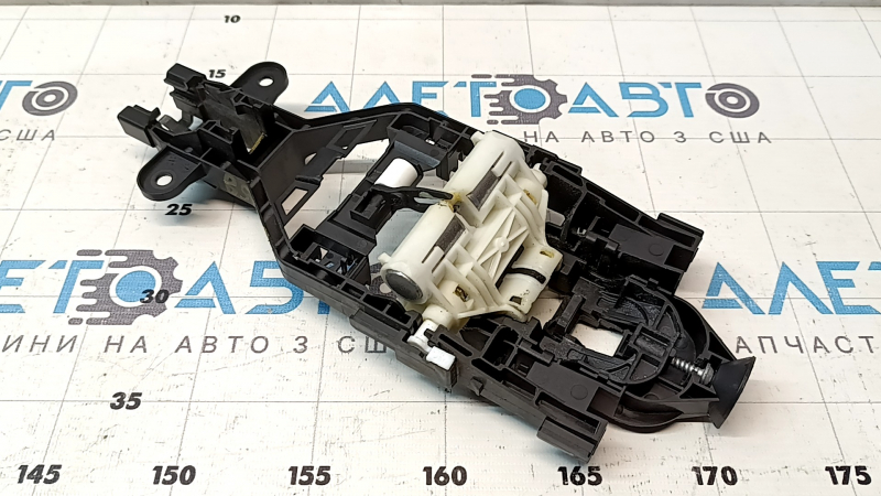 The rear left door handle mechanism of a Volvo XC60 18-26 for keyless entry and lighting, the latch is broken
