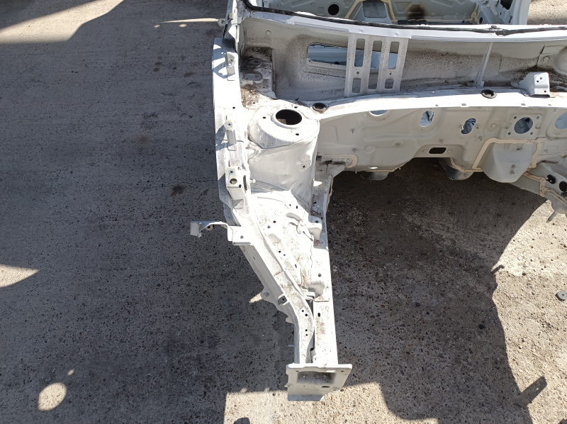 Front right quarter panel of a Kia Niro 23-26 HEV, PHEV on the body, white, dented