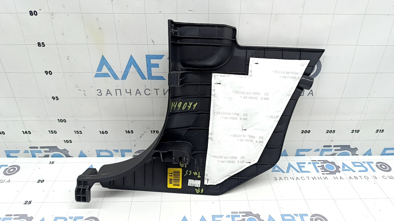 Hyundai Tucson 16-21 black lower right front pillar trim, scratched, broken mount
