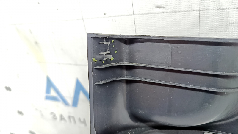 Hyundai Tucson 16-21 black lower right front pillar trim, scratched, broken mount