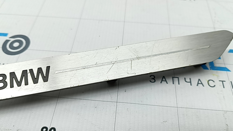 Front right door sill insert for BMW X7 G07 19-26, chrome with backlight, scratches