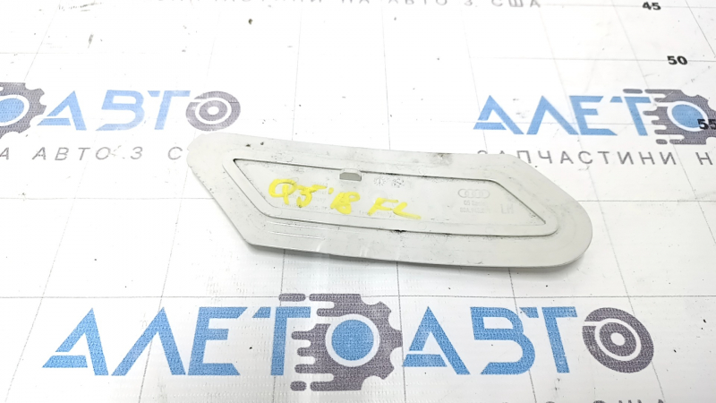 The left front bumper reflector of the Audi Q5 80A 18-20 is peeling off and broken.