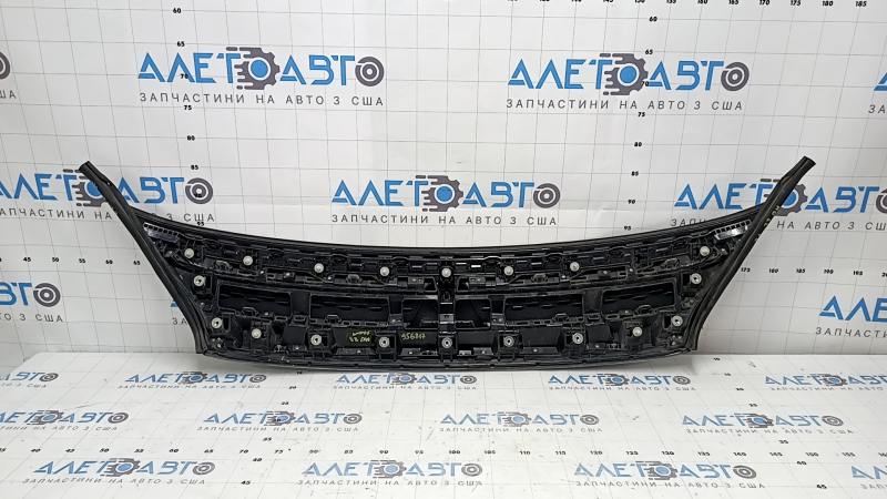 Radiator grille with Mitsubishi Outlander 22-26 emblem, chrome moldings with seals